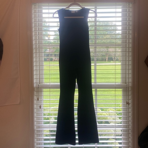 Aritzia flair black athletic jumper WORN ONCE!!!! Perfect condition - Picture 1 of 3